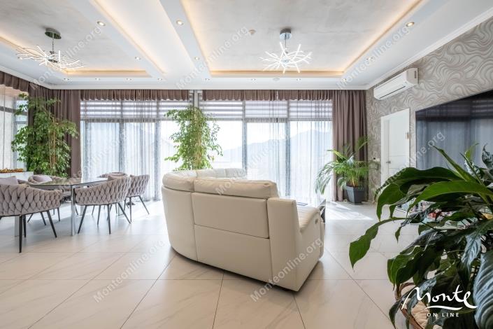 Image No.8-6 Bed House for sale