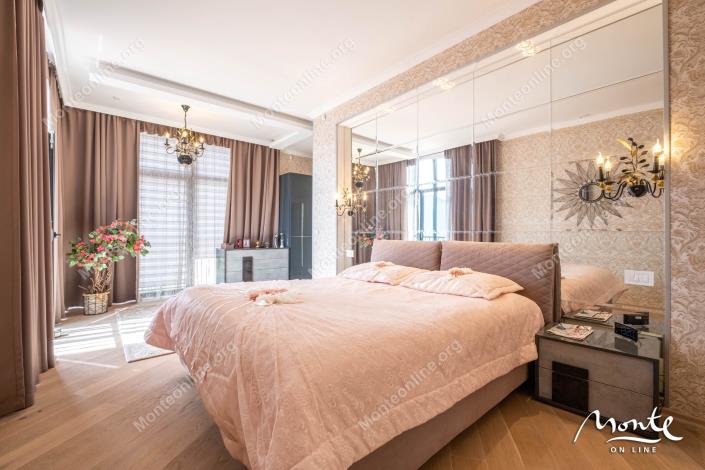 Image No.18-6 Bed House for sale