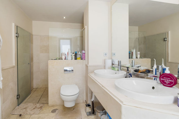 Image No.13-3 Bed Property for sale