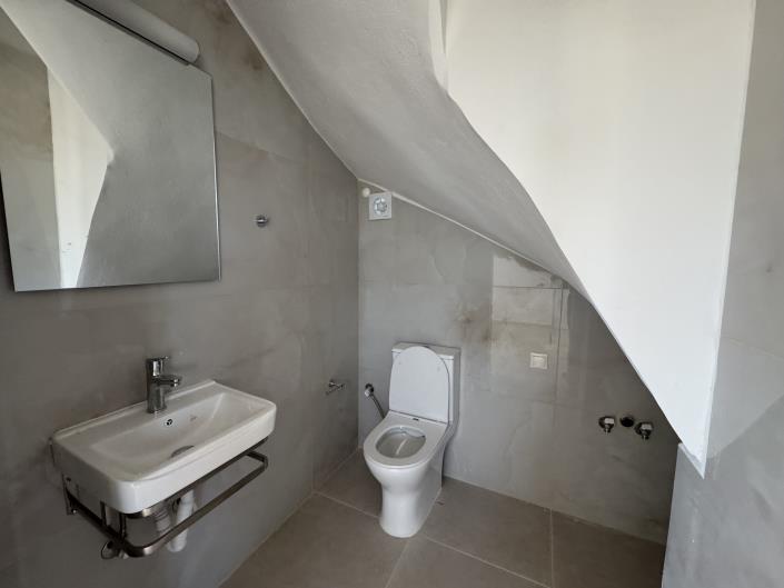 Image No.9-3 Bed Maisonette for sale