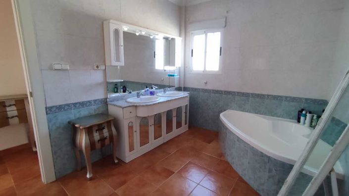 Image No.30-5 Bed Villa for sale