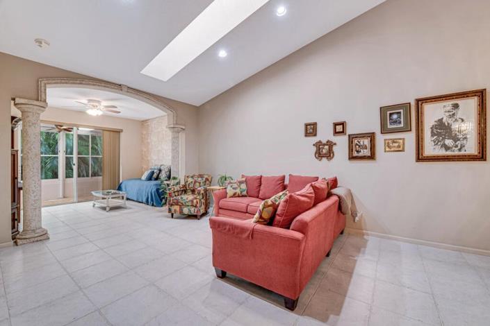 Image No.19-2 Bed Villa for sale