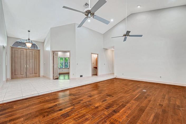 Image No.8-5 Bed House for sale