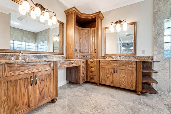 Image No.12-5 Bed House for sale