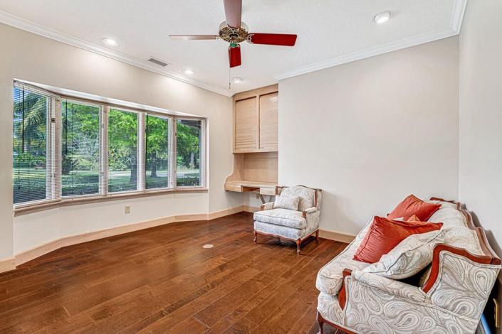 Image No.18-5 Bed House for sale