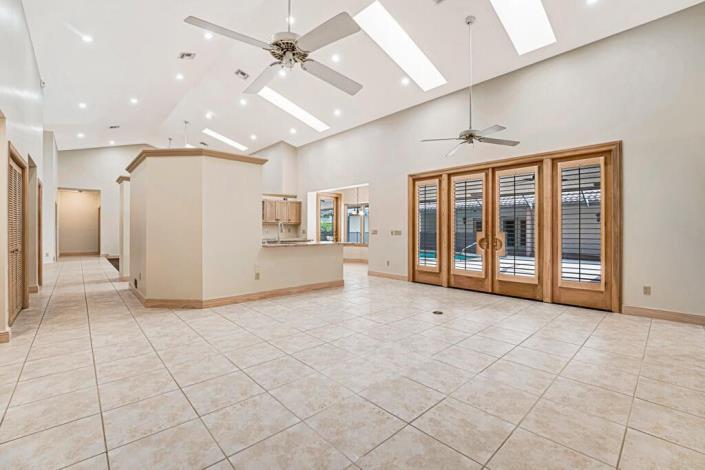 Image No.23-5 Bed House for sale