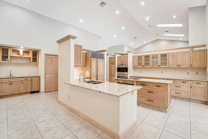 Image No.34-5 Bed House for sale