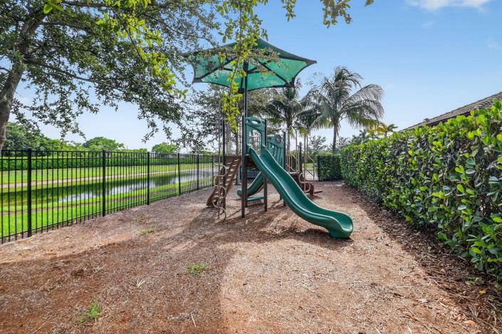 Image No.50-3 Bed Townhouse for sale