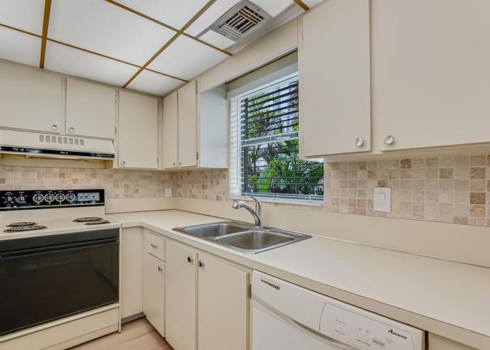 Image No.6-2 Bed Condo for sale