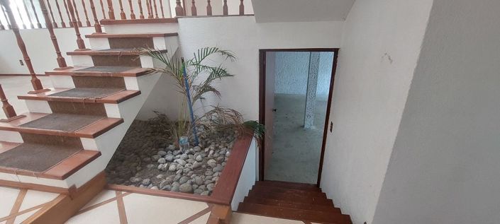 Image No.1-9 Bed House for sale