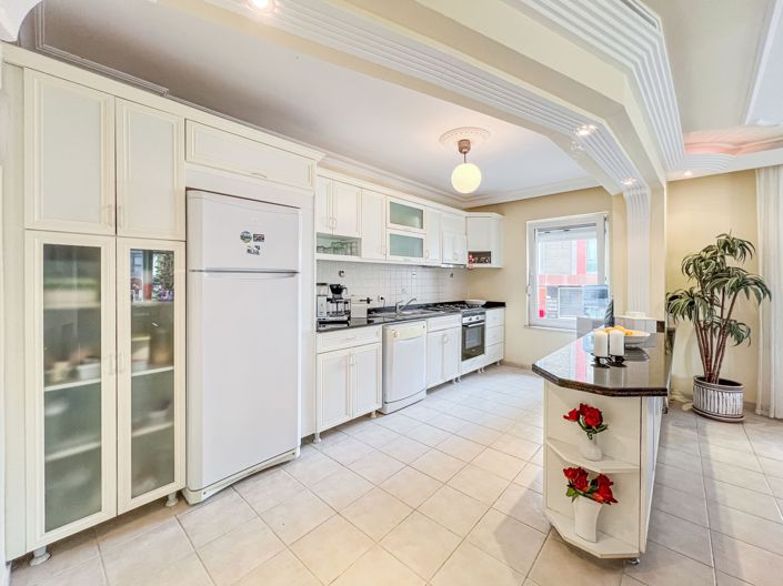 Image No.1-5 Bed Apartment for sale
