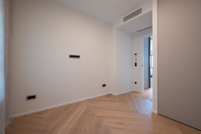 Image No.22-4 Bed Flat for sale