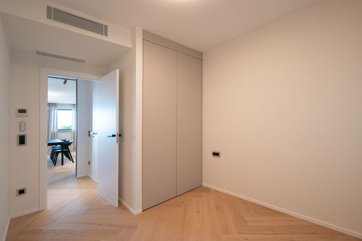 Image No.23-4 Bed Flat for sale