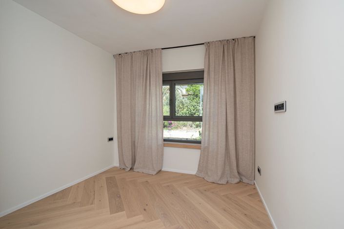 Image No.25-4 Bed Flat for sale