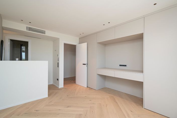 Image No.27-4 Bed Flat for sale