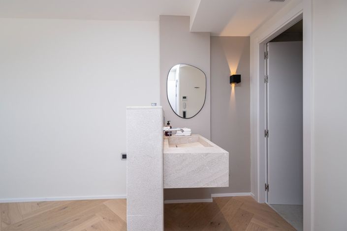 Image No.30-4 Bed Flat for sale