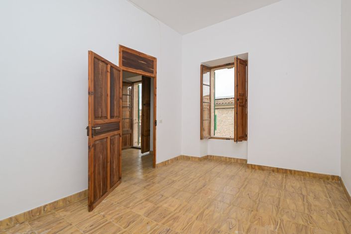 Image No.18-4 Bed Village House for sale