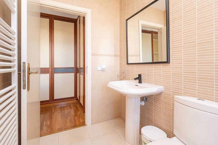 Image No.39-5 Bed Semi-Detached for sale