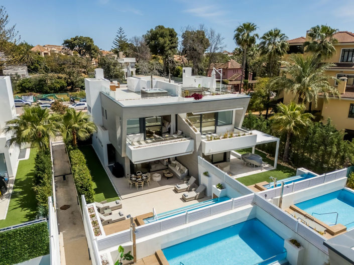 Image No.1-5 Bed Property for sale