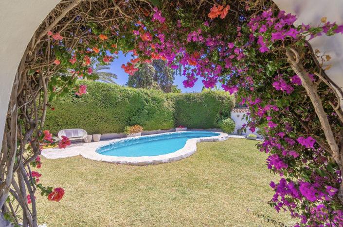 Image No.1-5 Bed Property for sale