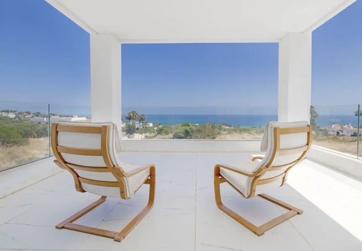 Image No.1-4 Bed Property for sale