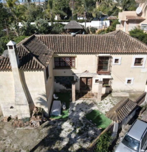 Image No.1-6 Bed Property for sale
