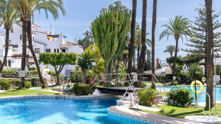Image No.1-4 Bed Property for sale