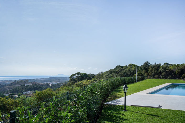 Image No.1-6 Bed Property for sale