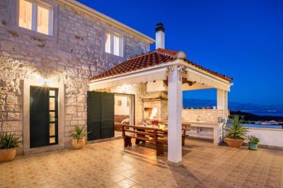 001-3734-30-island-brac-house-in-quiet-area-for-sale