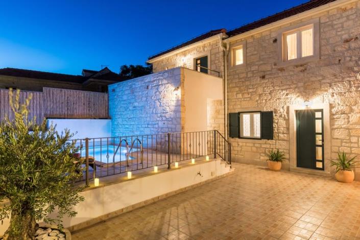 Image No.19-4 Bed Village House for sale