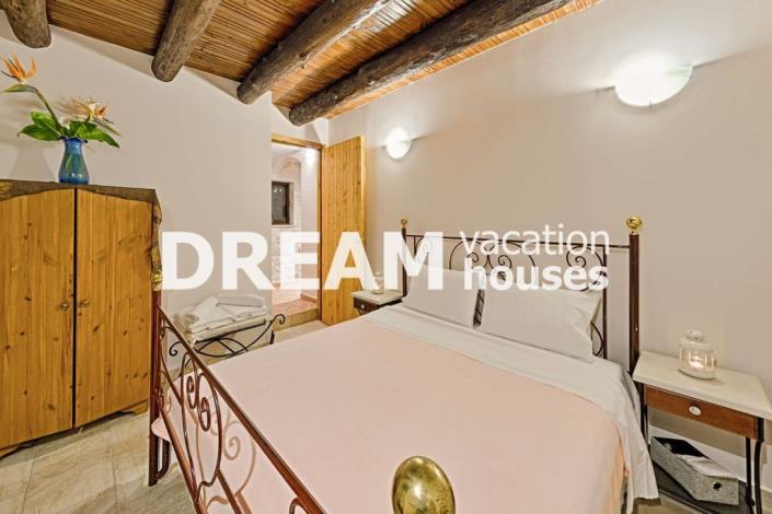 Image No.25-8 Bed Property for sale