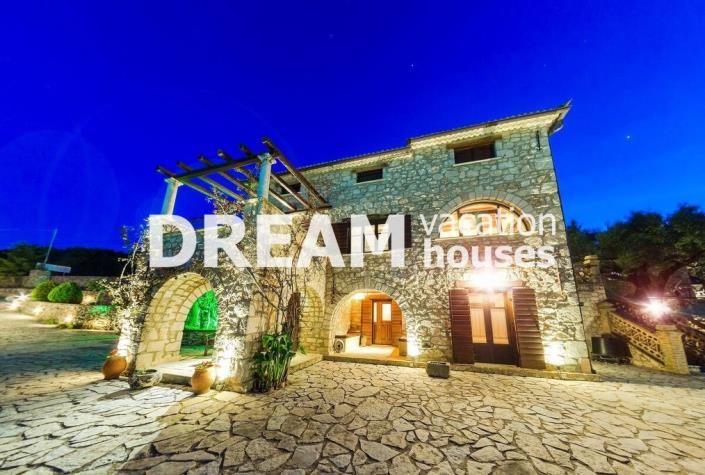 Image No.1-8 Bed Property for sale