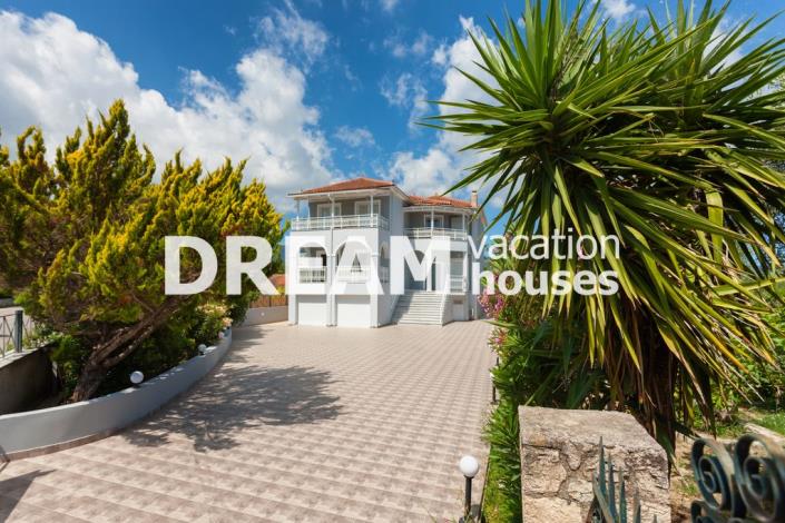 Image No.18-8 Bed Property for sale