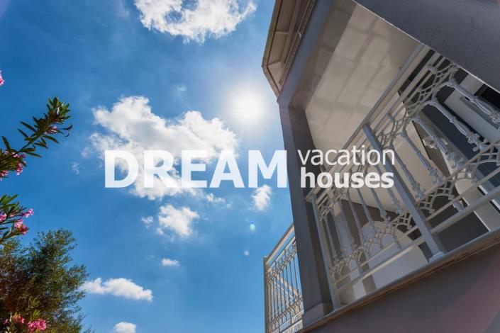 Image No.19-8 Bed Property for sale