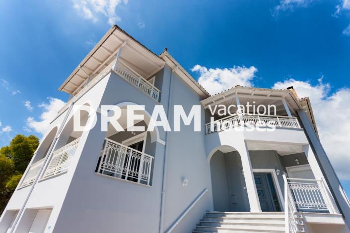 Image No.20-8 Bed Property for sale