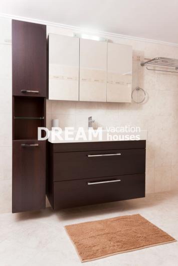 Image No.23-8 Bed Property for sale