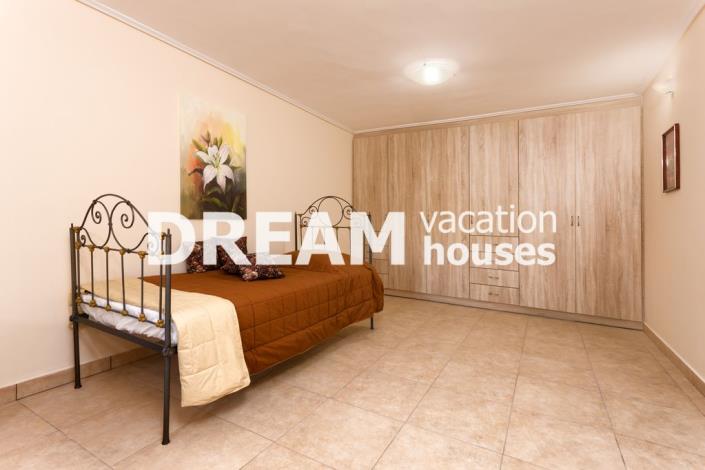 Image No.24-8 Bed Property for sale