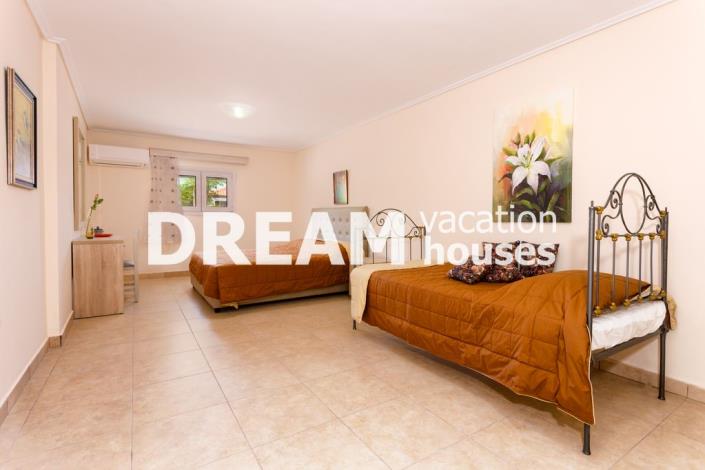 Image No.25-8 Bed Property for sale