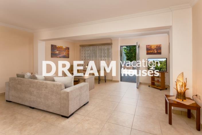 Image No.28-8 Bed Property for sale