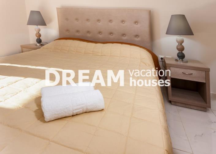 Image No.32-8 Bed Property for sale