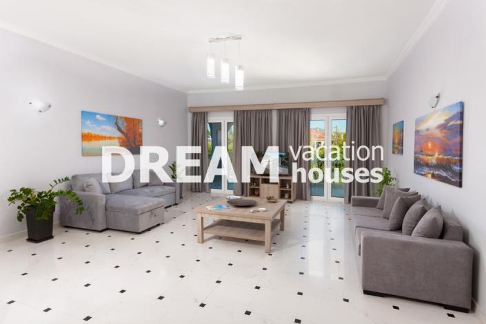 Image No.40-8 Bed Property for sale