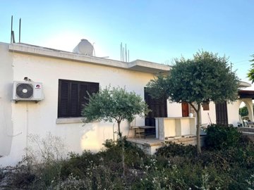Bungalow For Sale  in  Chlorakas