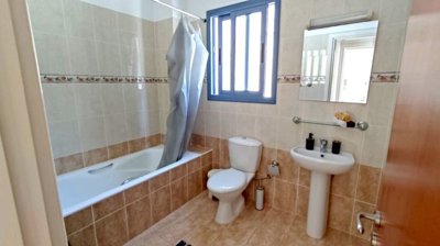 Building For Sale  in  Geroskipou