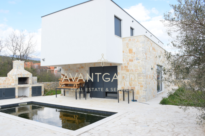 Image No.1-4 Bed House for sale