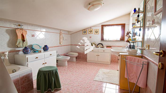 Image No.31-4 Bed Semi-Detached for sale