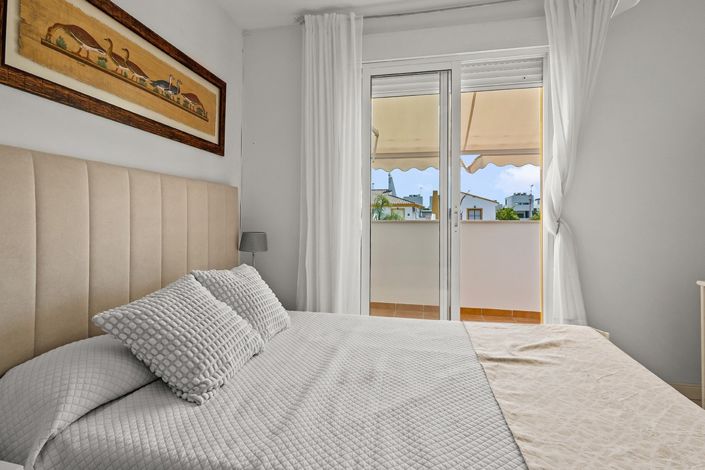 Image No.26-4 Bed Property for sale