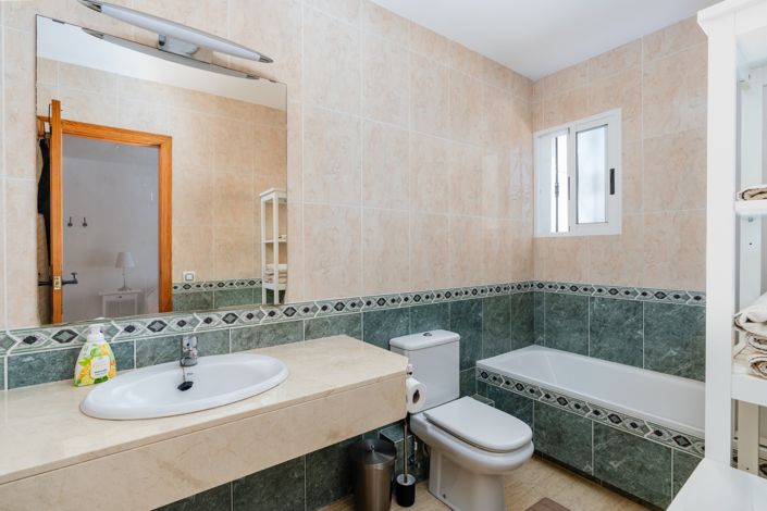 Image No.16-6 Bed Townhouse for sale