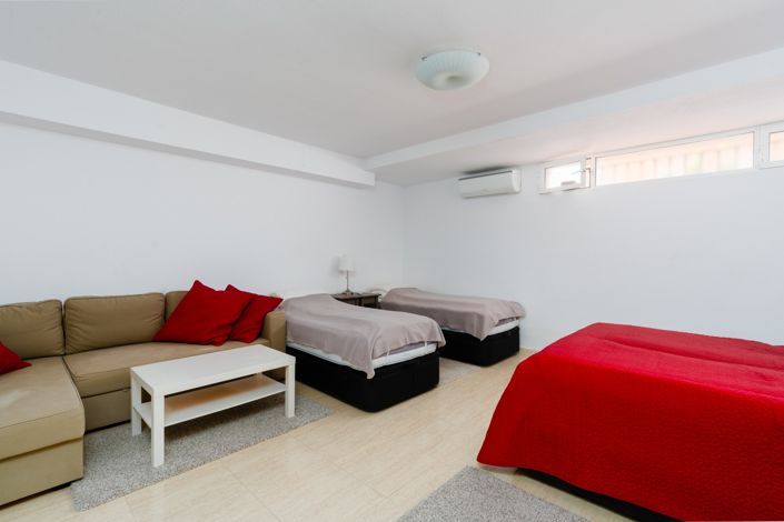 Image No.27-6 Bed Townhouse for sale