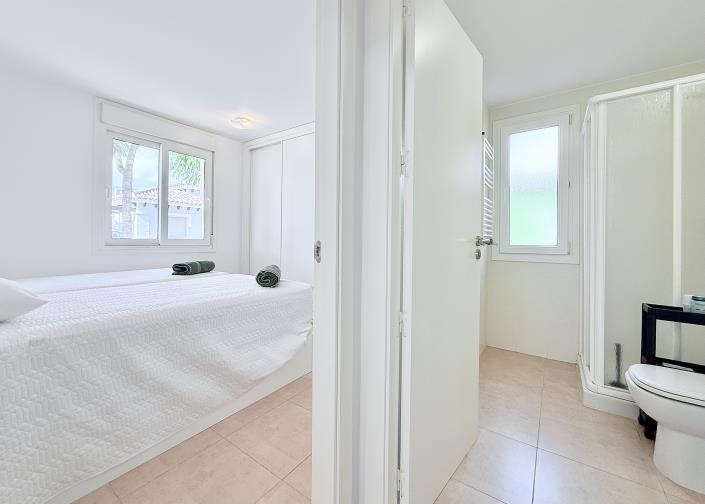 Image No.12-2 Bed Villa / Detached for sale