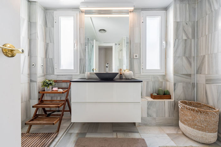 Image No.12-1 Bed Property for sale